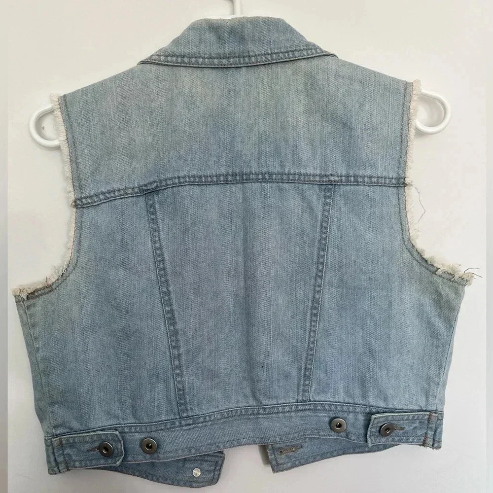 FREE with any purchase - One and Only Light Blue Denim Distressed Vest sz medium - Picture 5 of 6